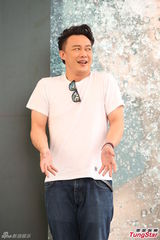 组图：林俊杰助阵陈奕迅新专辑 现场玩鸳鸯戏水