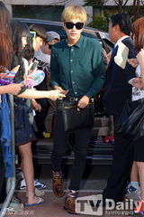 组图：4minute泫雅参加彩排 戴墨镜尽显女王风范