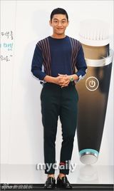 组图：韩星刘亚仁出席图片展 展型男魅力