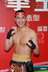 组图：《拳王》记者会 郑嘉颖黄浩然裸上身秀肌肉