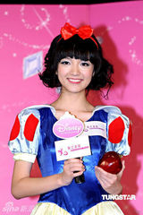 幻灯：模特陈嘉宝化身白雪公主 挑选迪斯尼小公主