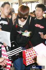 组图：张根硕等亮相机场赴日本参加音乐庆典