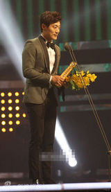 组图：百想电视刘在石获大奖 朴有天获人气奖