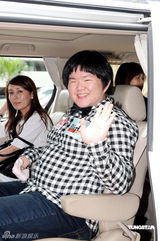 幻灯图：台版苏珊大妈赴港 三港姐盛装机场迎接