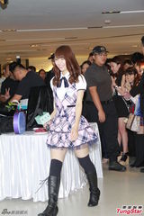 组图：AKB48菊地彩香喂甜点 引宅男起哄