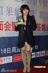 组图：黄小琥上海签售和粉丝大方拥抱赠签名吉他