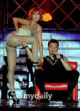 组图：韩星朴振英首尔火辣开唱 与女舞伴大胆表演