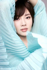 组图：徐冬冬化身丛林仙子 拖地长裙尽显优雅