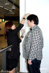 幻灯图：台版苏珊大妈赴港 三港姐盛装机场迎接