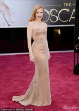 组图：群星闪耀红毯 暮光女拄拐海瑟薇优雅