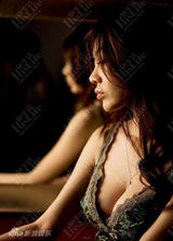 幻灯图集：巩新亮最新杂志写真曝光 薄纱裙上阵