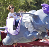 组图：洛佩兹带爱女逛游乐园 玩小飞象花容失色