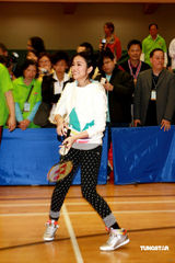 幻灯图：谢安琪飒爽运动装亮相 变身羽毛球健将