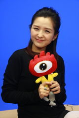 高清组图：何洁学小浪扮独眼 可爱翘嘴笑眼弯弯