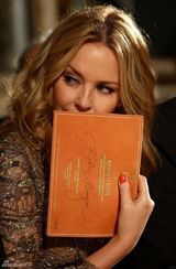 高清组图：凯莉-米洛亮相米兰时装周华服美艳