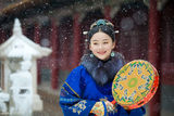 组图：《美人无泪》将收官 袁姗姗雪中动人