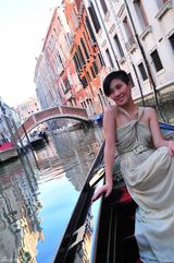 高清组图：女星叶璇荡舟威尼斯秀东方风情