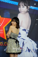 组图：韩星金智宇宣传新写真集 低胸性感娇媚无比