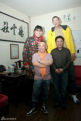 组图：增爱基金答谢相声晚会 汪小菲捧场郭德纲