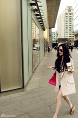 组图：姜欣雨街拍短裤秀美腿 波浪长发披肩妩媚