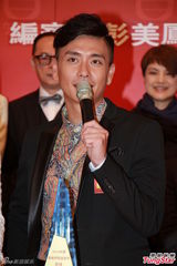 组图：梁政珏透视露内衣 徐子珊暧昧女女吻