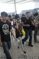 组图：萧亚轩黑超遮面亮相 与粉丝机场合影