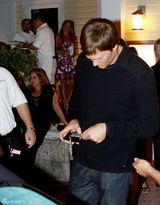 高清组图：超模吉赛尔-邦辰携男友吃牛排过万圣节