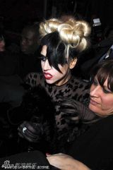 组图：Gaga豹纹透视装亮相巴黎 龇牙咧嘴不改雷劲