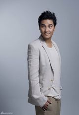 组图：丁子峻暖春造型曝光 帅气笑容添暖意