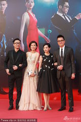 组图：毛舜筠羽毛裙俏皮 笑挽帅气眼镜男林家栋