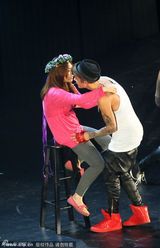 组图：比伯上海巡演热辣来袭 脱衣秀肉激情四射