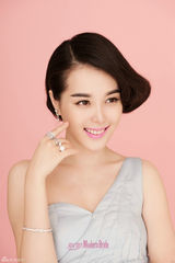 组图：刘雨鑫初夏时尚写真娇俏妩媚