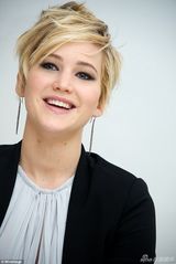 组图：23岁劳伦斯短发LOOK清爽 被指借鉴贝嫂