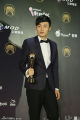 组图：李荣浩内地闯台湾获金曲新人 领奖超淡定