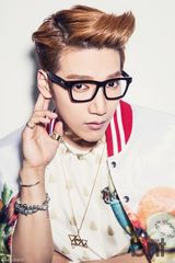 组图：2PM成员Jun.K写真 鲜艳潮搭个性足