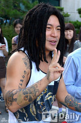 组图：4minute泫雅参加彩排 戴墨镜尽显女王风范