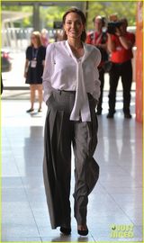 组图：朱莉白裙赴终结性暴力峰会 致辞捍卫女权