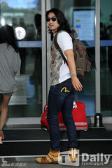 组图：韩星朴珉宇徐康俊休闲装扮现身机场