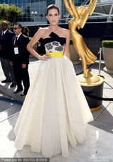 组图：《都市女郎》艾莉森-威廉姆斯白纱裙亮相