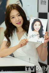 组图：朴信惠出席活动 众保镖护驾排场大