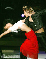 组图：欧巴欧尼合作舞台：火热舞蹈性感撩人。