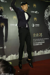 组图：李荣浩内地闯台湾获金曲新人 领奖超淡定