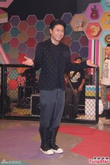 组图：欧弟否认先有喜后婚 登记随意像谈公事