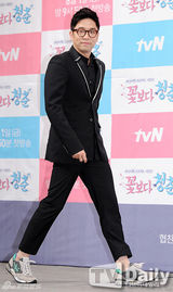 组图：《花样青春》老中青花美男踏上别样旅途