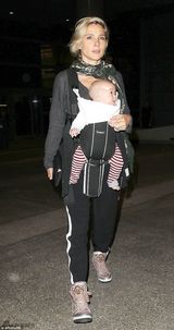 组图：雷神机场化身萌爹 身背两娃露健壮小腿