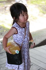 组图：熊爸萌娃集市叫卖 老爸刷脸宝贝卖萌