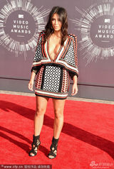 组图：卡戴珊深V亮相红毯 露酥胸半球惹火