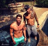 组图：最帅武打明星爆红 腹肌诱惑笑容迷人