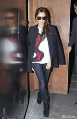 组图：贝嫂黑超遮面耍帅 着炫酷潮装扑克脸依旧