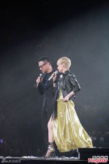 组图：陈慧娴张学友亲吻无顾忌 演唱会变老友会